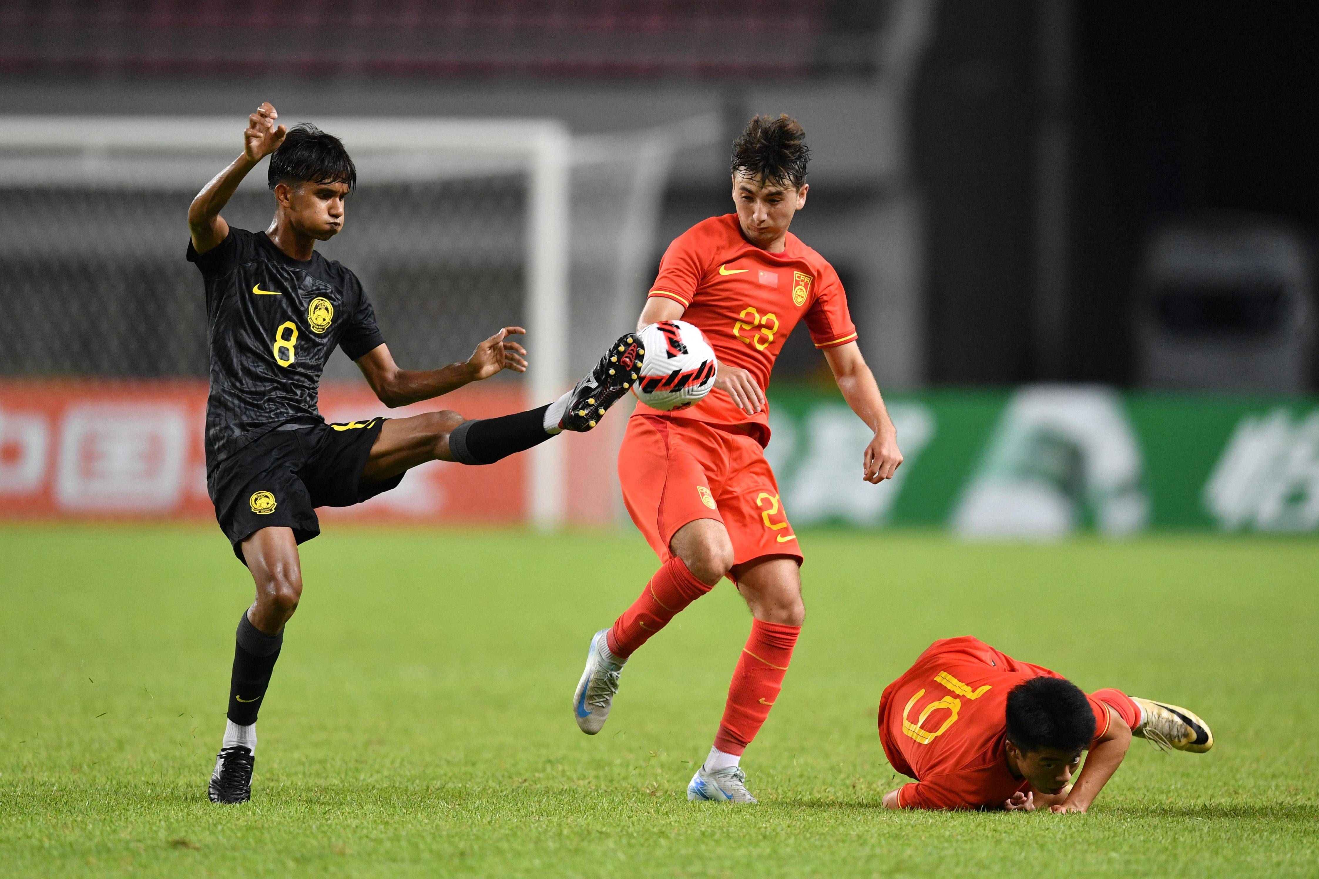足球世界俱乐部杯-国内足球职业联赛激烈角逐精彩继续